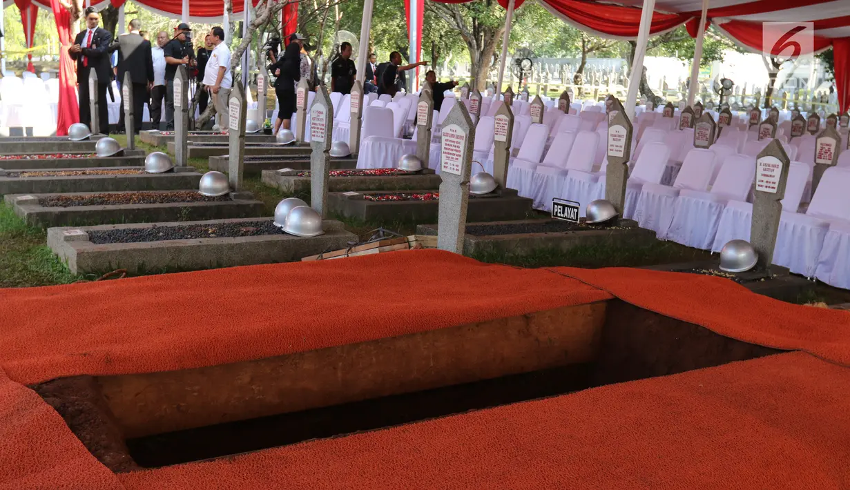 Makam Presiden ke-3 RI BJ Habibie di TMP Kalibata, Jakarta, Kamis (12/9/2019). Habibie meninggal pada usia 83 tahun akibat gagal jantung dan menua. (Liputan6.com/Herman Zakharia)