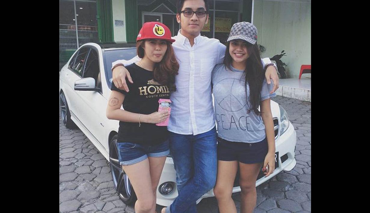 Pada 24 September 2014, Tommy memposting fotonya yang terlihat merangkul bahu Aurel dan seorang wanita lain. (instagram.com/tommyrumengan)