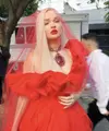 Saat Grammy ia tampil dengan gaun merah dan kalung berliontin besar. Untuk riasan wajahnya, Mac Cosmetics memoles lipstik merah cherry matte. (@kimpetras)