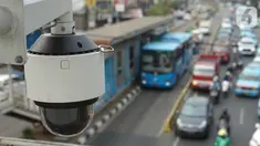 Kamera CCTV pemantau arus lalu lintas terpasang di JPO kawasan Cawang, Jakarta Timur, Kamis (10/10/2019). Dirlantas Polda Metro Jaya Kombes Pol Yusuf mengatakan Pemprov DKI Jakarta akan membantu pihaknya dalam pengadaan kamera tilang elektronik. (Liputan6.com/Immanuel Antonius)