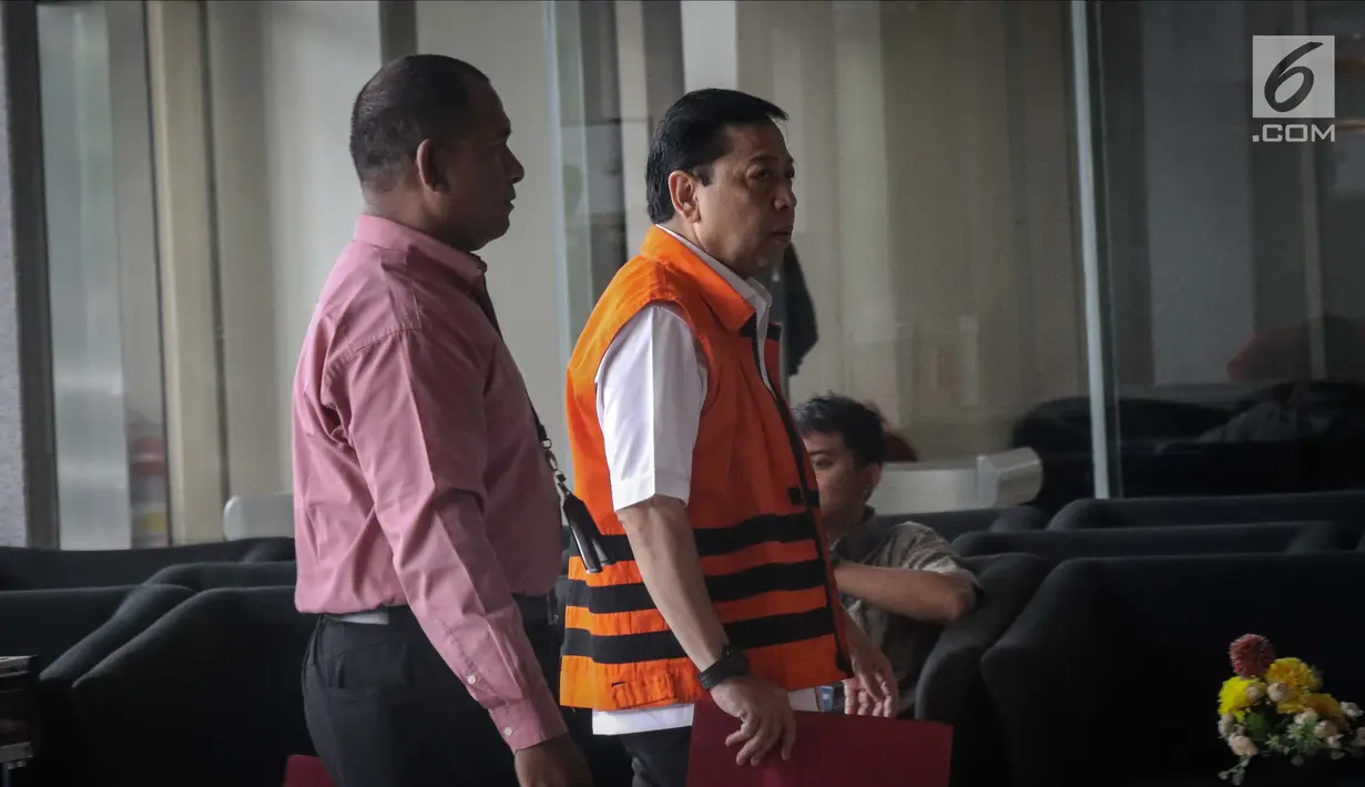 Tersangka kasus korupsi e-KTP Setya Novanto hadir untuk menjalani pemeriksaan kembali di Gedung KPK, Jakarta, Kamis (30/11). Pemeriksaan ini sebelumnya diawali dengan surat dari dikirimkan MKD ke KPK. (Liputan6.com/Faizal Fanani)