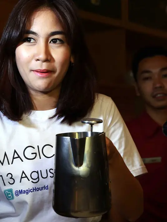 Mantan personel Cherrybelle, Anisa Rahma, ternyata gemar dengan kopi. Dengan alasan tersebut, ia mulai menggeluti bisnis kopi. (Deki Prayoga/Bintang.com)