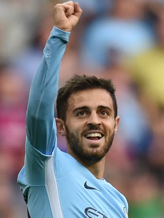 Gelandang Manchester City, Bernardo Silva merayakan gol ketujuh saat bertanding melawan Stoke City pada lanjutan Liga Inggris di Etihad Stadium, Manchester, (14/10). City menang 7-2 atas Stoke. (AFP Photo/Oli Scarff)