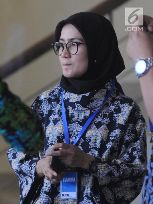 Bupati Lebak Iti Octavia Jayabaya saat mendatangi Gedung KPK di Jakarta, Kamis (15/11). Kedatangan Itu untuk bertemu dengan Pimpinan KPK. (Merdeka.com/Dwi Narwoko)