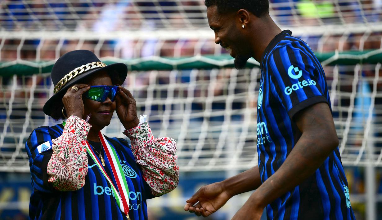 Para pemain Nerazzurri juga tak lupa mengajak para anggota keluarga mereka untuk merayakan momen manis ini. (AFP/Marco Bertorello)