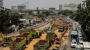 Kendaraan melintas di dekat proyek Underpass Mampang, Jakarta, Kamis (14/9). Pembangunan underpass ini diharapkan bisa mengurangi kemacetan terutama pada simpang Kuningan dan simpang Mampang Prapatan. (Liputan6.com/Faizal Fanani)
