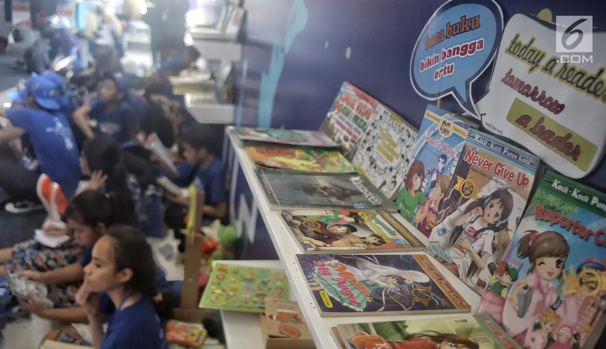 Anak-anak berprestasi membaca dalam kegiatan Gebyar Prestasi Keluarga Sejahtera di Buperta Cibubur, Jakarta, Minggu (12/8). (Liputan6.com/Faizal Fanani)