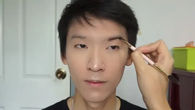 [Bintang] Cowok Ini Terlihat Ganteng Banget Setelah di Makeup, Coba Deh Lihat Wajah Aslinya