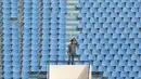 Seorang penonton berdiri sendirian dekat bangku kosong di tribun sebelum laga Persib Bandung melawan PS TNI pada lanjutan Liga 1 2017 di Stadion Si Jalak Harupat, Sabtu (05/8/2017). Persib menang 3-1. (Bola.com/Nicklas Hanoatubun)