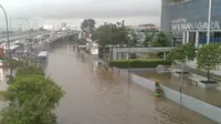 Banjir melanda kawasan Tanjung Duren, Jakarta Barat sejak Senin subuh. (Liputan6.com/Audrey Santoso)