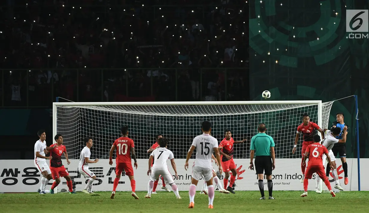 Kiper Indonesia Andritany Ardhiyasa menangkap bola saat bertanding melawan Hong Kong pada pertandingan terakhir Grup A sepak bola Asian Games 2018 di Stadion Patriot Candrabhaga, Senin (20/8). Indonesia menang 3-1. (Kapanlagi.com/Agus Apriyanto)