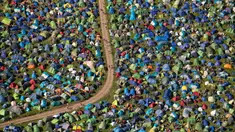 Pemandangan udara menunjukkan deretan tenda di lokasi kemah Festival Glastonbury, Worthy Farm, Somerset, Inggris, Kamis (27/6/2019). Salah satu festival musik terbesar dan bergengsi di dunia ini resmi dibuka. (Aaron Chown / PA Wire (/ PA via AP)