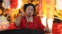 Ketua Umum PDIP, Megawati Soekarno Putri memberi arahan saat rapat koordinasi penetapan Cagub dan Cawagub Bali di Jakarta, Sabtu (11/11). PDIP mengusung I Wayan Koster dan Tjokorda Oka Arthadan di Pilgub Bali 2018. (Liputan6.com/Helmi Fithriansyah)