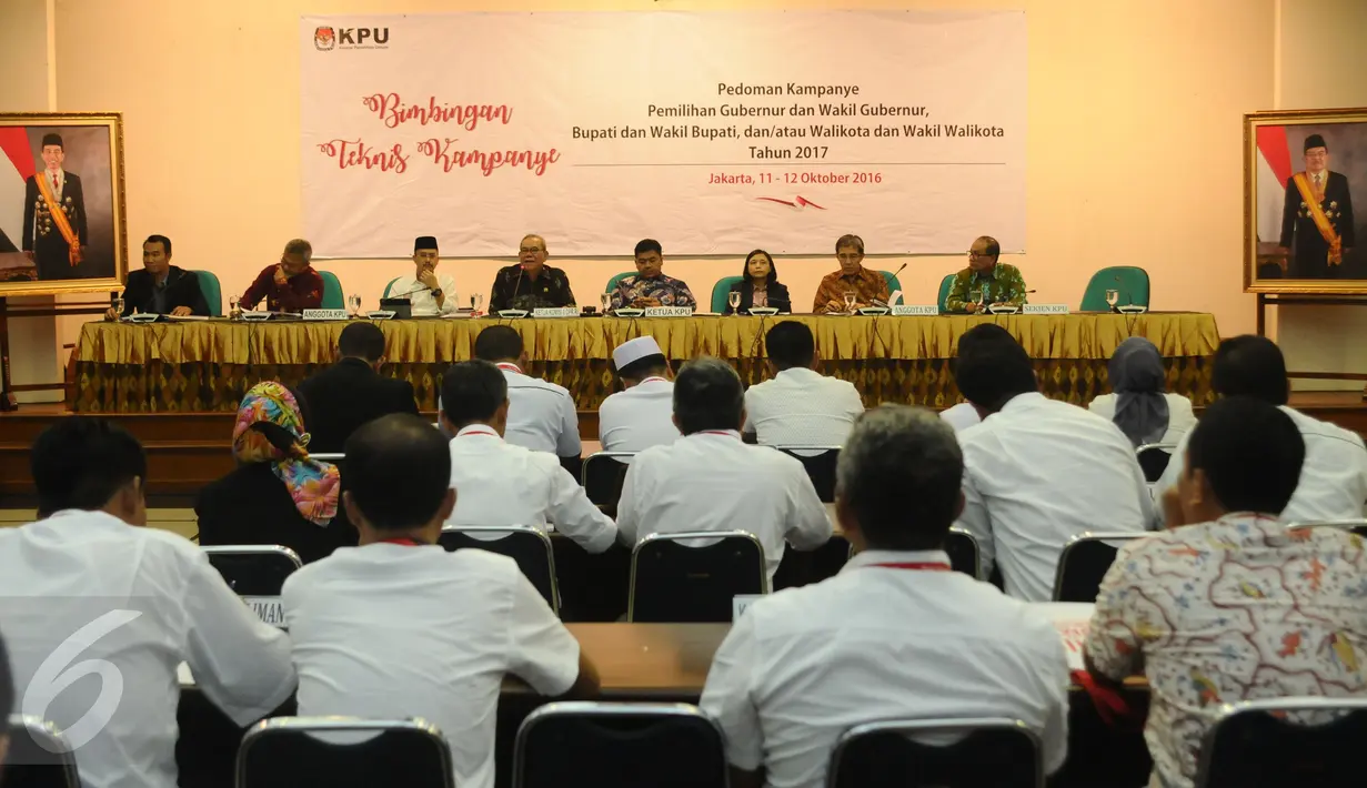 68 peserta dari KPUD se Indonesia mengikuti Bimbingan Teknis Kampanye Pemilihan Tahun 2017 di Gedung KPU, Jakarta, Selasa (11/10). Acara dibuka Ketua KPU RI, Juri Ardiantoro dan Ketua Komisi II DPR RI Rambe Kamarul Zaman. (Liputan6.com/Helmi Fithriansyah)