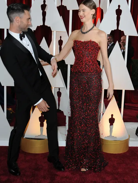 Adam Levin mengaku, Behati Prinsloo hampir tiap malam makan buah semangka. Namun, Adam Levine tetap memperhatikan pola makan istrinya agar bayi di kandungan tetap sehat. (AFP/Bintang.com)