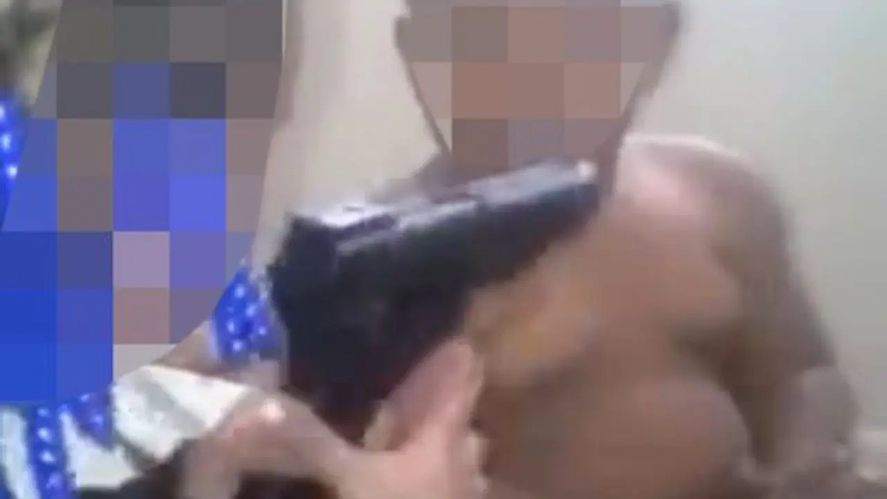 Balita Todongkan Pistol ke Mulut Adik, Ayah Asyik Merekam