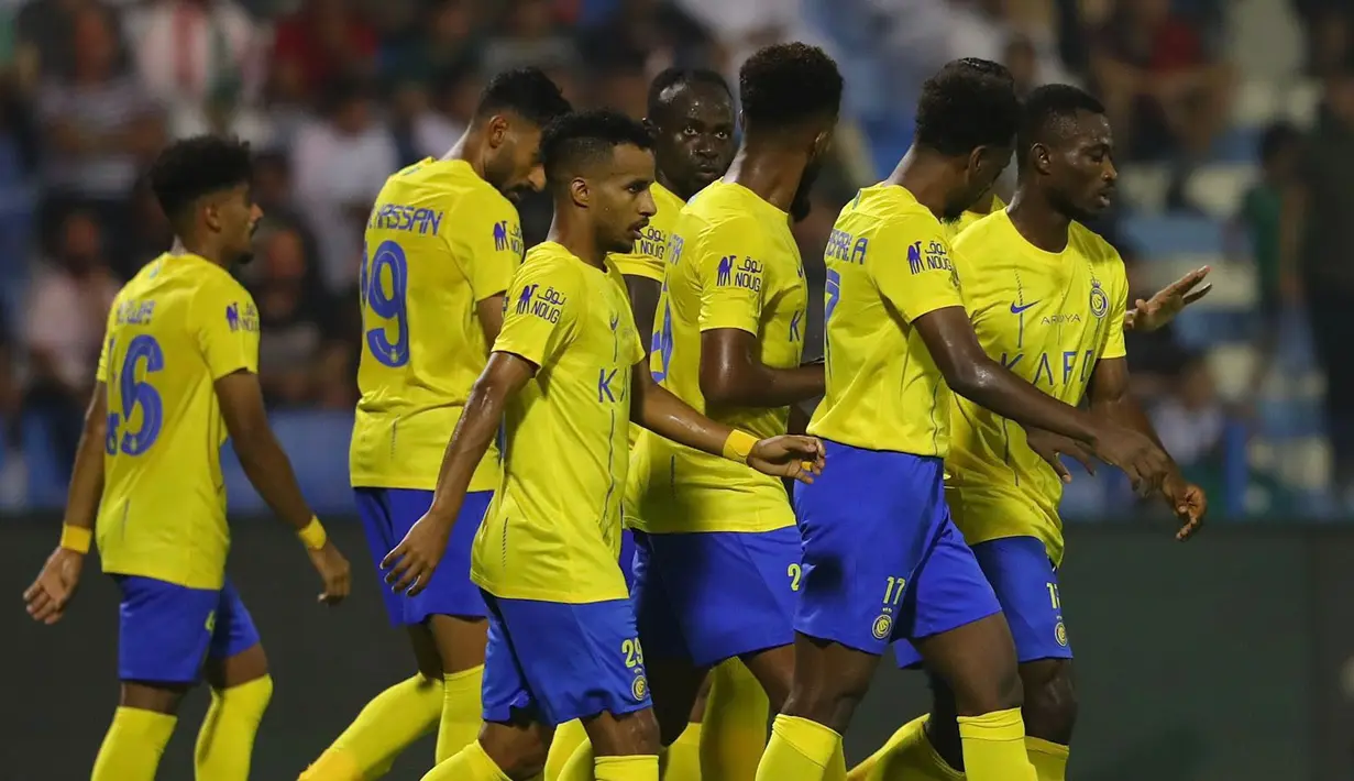 Pemain Al Nassr, Sadio Mane (tengah) melakukan selebrasi bersama rekannya setelah mencetak gol ke gawang Al-Ettifaq pada laga pekan pertama Liga Arab Saudi 2023/2024 di Prince Mohamed bin Fahd Stadium, Dammam, Selasa (15/08/2023) dini hari WIB. (Twitter/