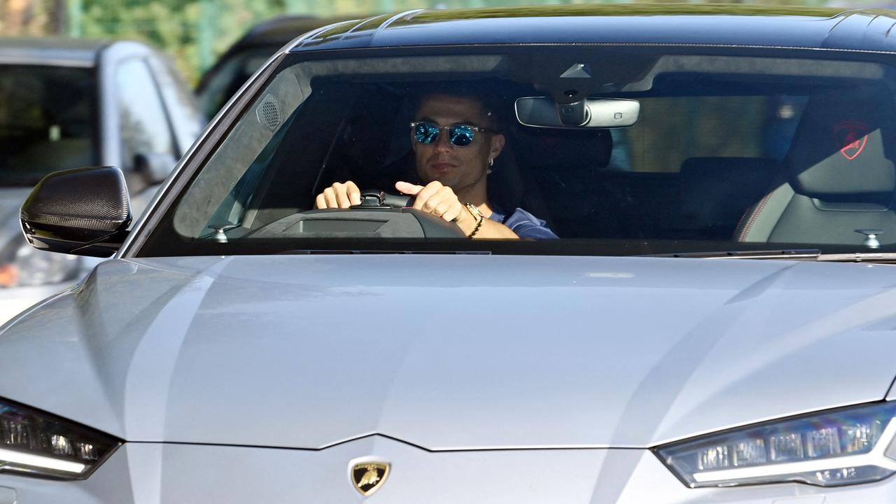 Foto: Usai Latihan Bersama Manchester United, Cristiano Ronaldo Menampakkan Diri Pakai Lamborghini