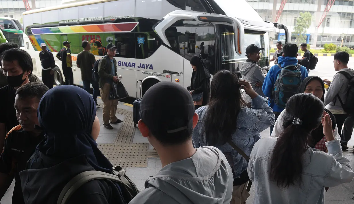 Calon pemudik menunggu kedatangan bus untuk berangkat ke kampung halaman di terminal Pulogebang, Jakarta, Sabtu (6/4/2024). (merdeka.com/Imam Buhori)