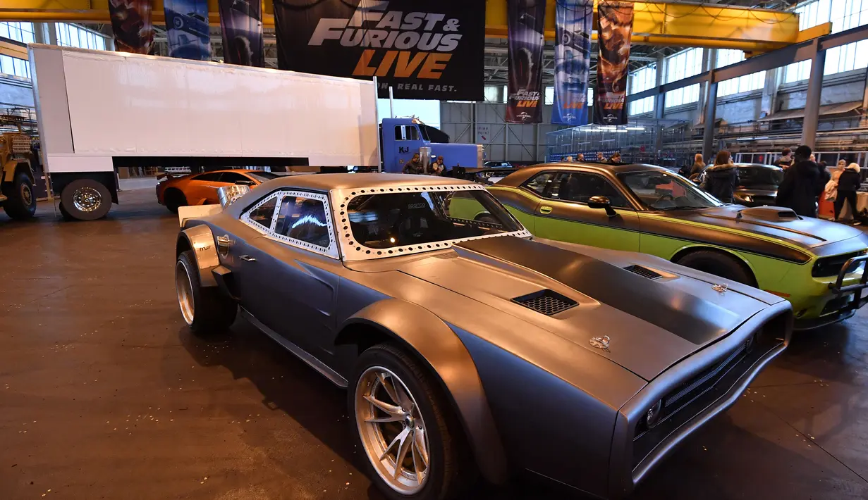 Mobil bagian dari film Fast and Furious terparkir di gudang dekat Grantham di Lincolnshire, Inggris, Kamis (21/9). Tiket mulai dijual pada 29 September untuk pertunjukan live stage yang akan meniru aksi-aksi dari film Fast and Furious. (BEN STANSALL/AFP)