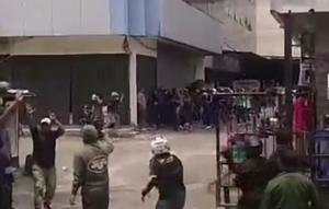 Bentrok Ormas vs Debt collector di kawasan Cengkareng, Jakarta Barat, pada Senin 10 November 2025. (Dok. Antara)