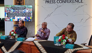 Ketua PP Muhammadiyah, Busyro Muqoddas bersama dan Rektor UMY, Achmad Nurmandi (Kanan) saat press conference bencana sumatera. (Liputan6.com/Kukuh Setyono)