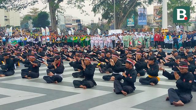 Penampilan pencak silat saat pembukaan Pospeda Jawa Barat 2024 di Lapang Merdeka Kota Sukabumi (Liputan6.com/Istimewa).