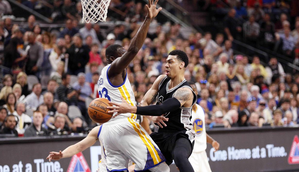 Pemain San Antonio Spurs, Danny Green (kanan), mengecoh pemain Golden State Warriors, Draymond Green (23), pada lanjutan NBA di AT&T Center, San Antonio, AS, (10/4/2016). (Reuters/Soobum Im-USA Today Sports)