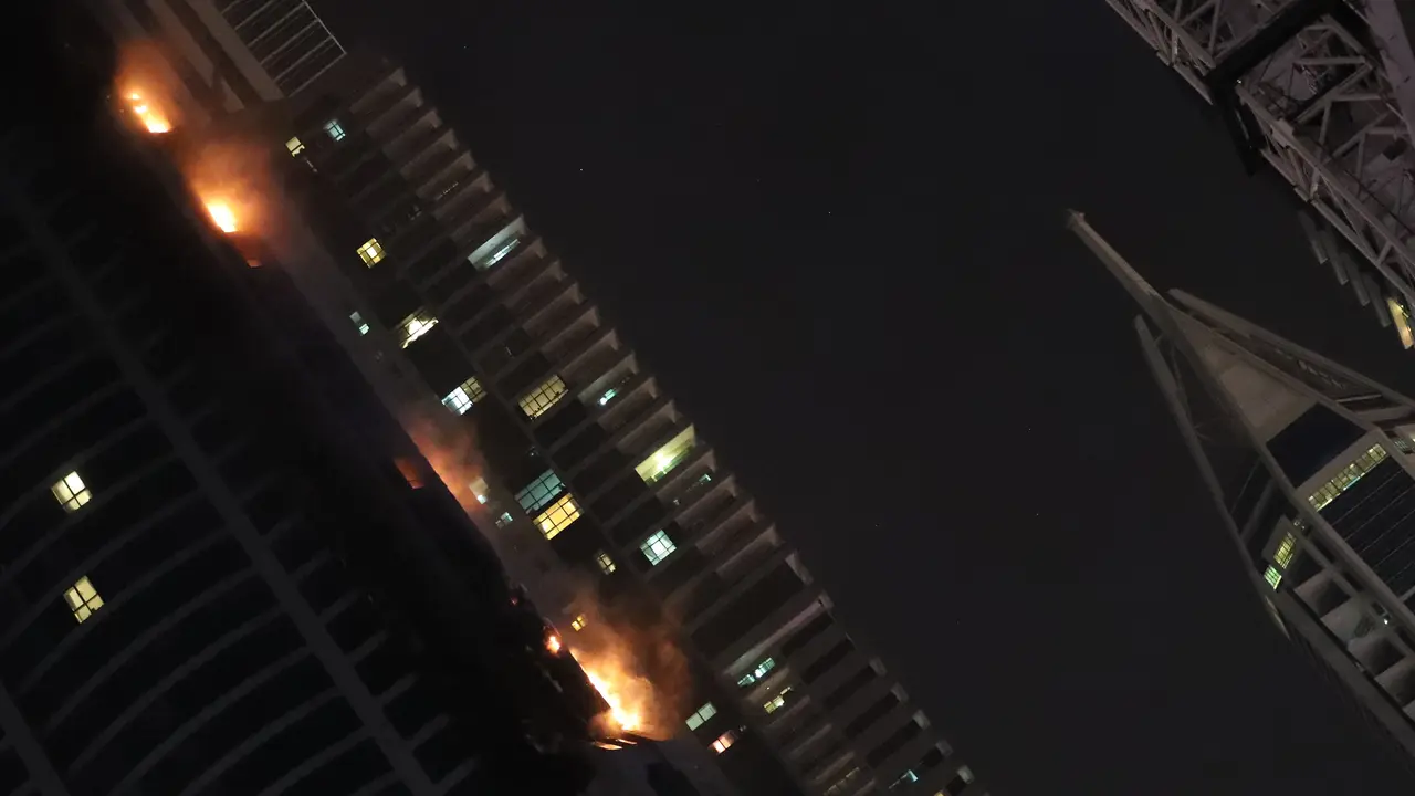 Apartemen The Torch Tower di Dubai Dilalap Api