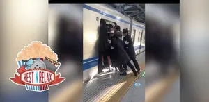 Pendorong Penumpang ke dalam Kereta Jepang