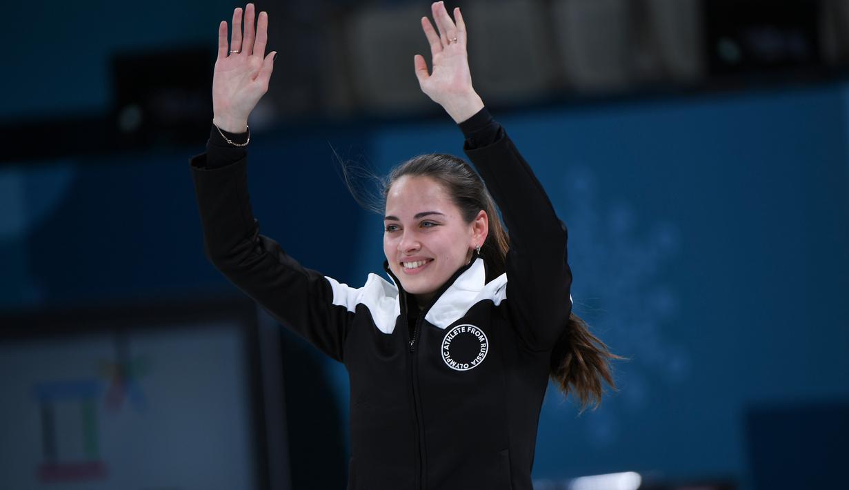 Atlet Curling Rusia Anastasia Bryzgalova merayakan kemenangannya usai meraih mendali perunggu dalam Olimpiade Musim Dingin 2018 di Gangneung, Korea Selatan (13/2). (AFP Photo / Wang Zhao)