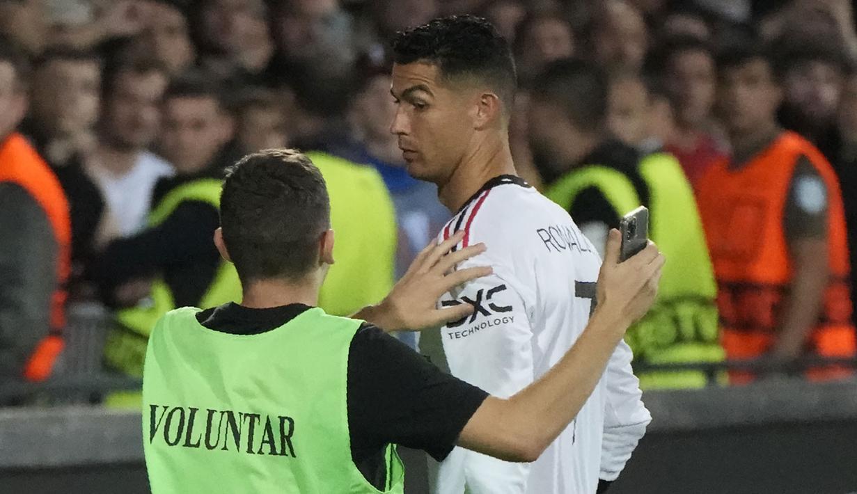 Momen tersebut terjadi ketika babak pertama usai. Ronaldo berjalan untuk masuk ke ruang ganti. Ketika berada di lorong, seorang fans menghampiri Ronaldo dan memberi kode meminta foto. (AP/Sergei Grits)