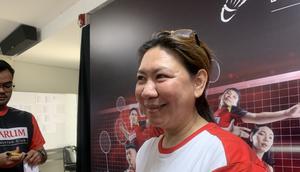 Legenda tunggal putri bulu tangkis Indonesia, Susi Susanti, saat memberi keterangan kepada awak media di sela-sela Audisi Umum PB Djarum 2024 yang digelar di GOR Djarum, Jati, Kudus pada Jumat (13/9/2024). (Liputan6.com/Melinda Indrasari)