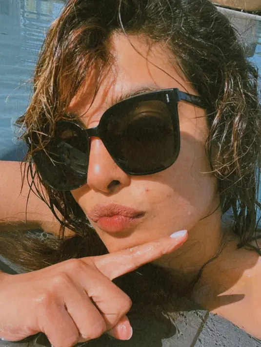 <p>Berpose selfie di pinggir kolam renang, Priyanka Chopra memperlihatkan tampilan bare face-nya dengan rambut basah. Walaupun tertutup sunglasses, kulit sehatnya tetap terlihat, dengan beberapa kemerahan bekas jerawat. Foto: Instagram.</p>