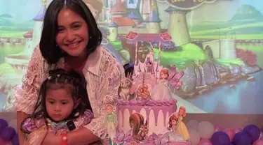 Seperti ini nih potret acara ultah Ansara yang berkonsep Sofia the First.(Instagram@rieta_amilia)