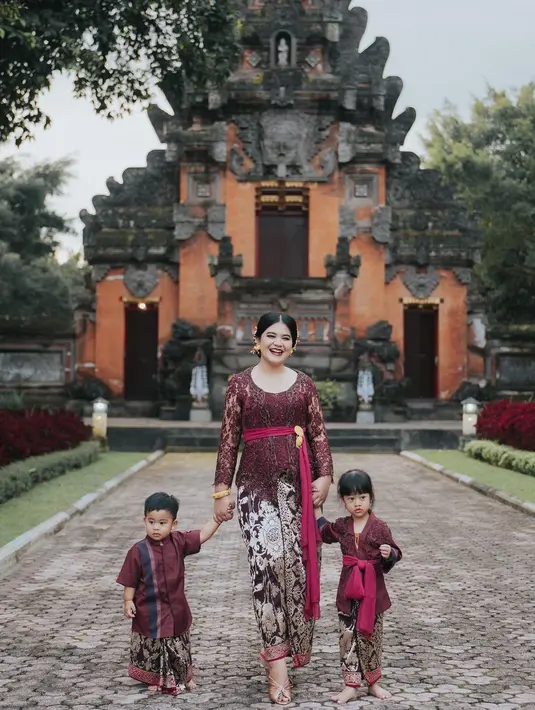 Tidak hanya potret cantik Kahiyang Ayu yang mencuri perhatian, potret kedua anak istri Bobby Nasution tidak luput dari sorotan di Hari Raya Nyepi. (instagram/garyevan)