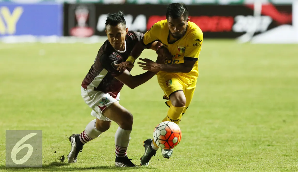 Penyerang Mitra Kukar, Zulham Zamrun (kanan) berebut bola dengan pemain Persegres GU saat turnamen Piala Presiden 2017 di Stadion Maguwoharjo, Sleman, Sabtu (4/2). Laga ini dimenangkan Mitra Kukar dengan skor 1-0. (Liputan6.com/Helmi Fithriansyah)