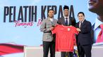 Pelatih kepala baru Timnas Indonesia, Patrick Kluivert (tengah) berfoto bersama ketua umum PSSI, Erick Thohir (kanan) dan asisten pelatih baru Timnas Indonesia, Denny Lanzaat berfoto bersama sambil memegang jersey pada acara konferensi pers mengenai perkenalan pelatih baru Timnas Indonesia di Hotel Mulia, Senayan, Jakarta, Minggu (12/01/2025). (Bola.com/Bagaskara Lazuardi)