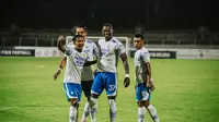 Para pemain Persib Bandung merayakan gol ke gawang Madura United hari Minggu (13/03/2022). (Maheswara Putra/Bola.com)