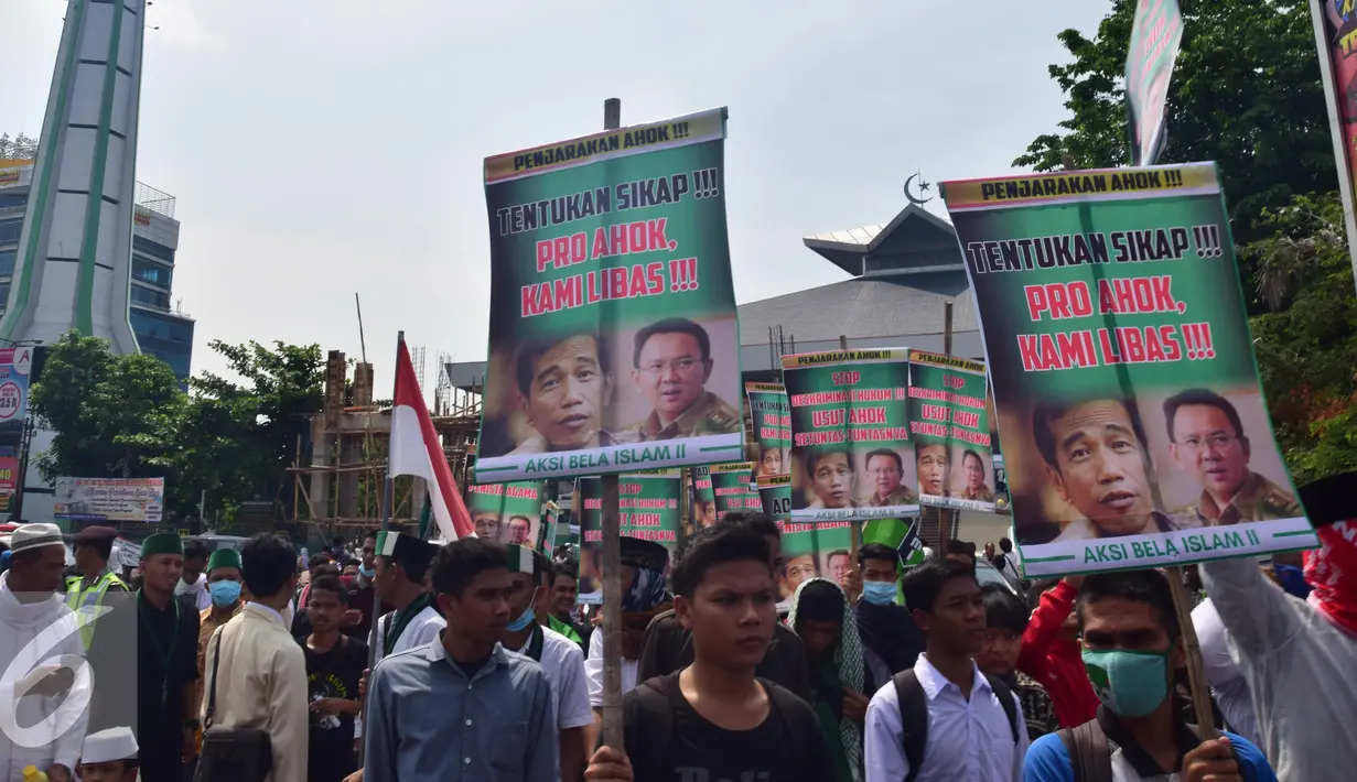 Pengunjuk rasa melakukan aksi jalan kaki dari Masjid Baiturrahman Semarang menuju jalan Pahlawan, Semarang, Jumat (4/11). Mereka mendesak kepolisian untuk segera menangkap Ahok yang diduga telah menistakan agama. (Liputan6.com/Gholib)