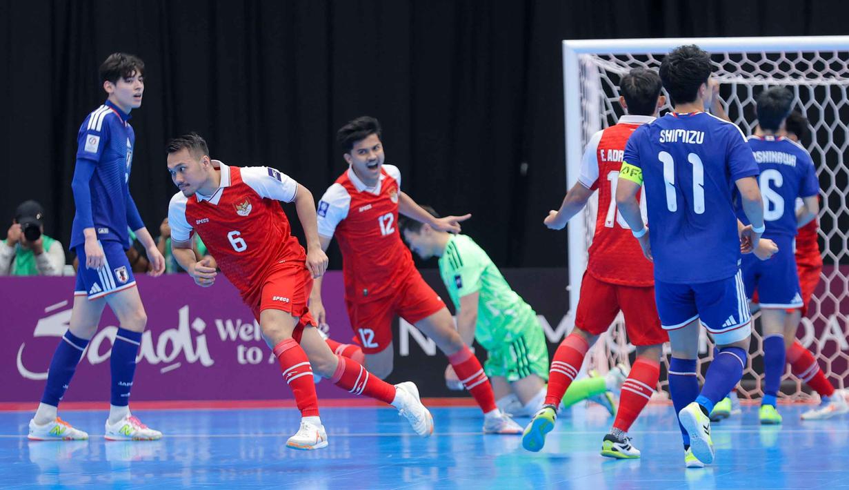 Indonesia membuka keunggulan lebih dulu pada menit ke-9 melalui Samuel Eko setelah terjadi kemelut di gawang Jepang. Skor 1-0 pun bertahan hingga peluit babak pertama dibunyikan. Tampak dalam foto, pemain Timnas Futsal Indonesia, Samuel Eko (kedua kiri) merayakan golnya pada semifinal Piala Asia Futsal 2026 melawan Jepang di Indonesia Arena, Gelora Bung Karno, Senayan, Jakarta, Kamis (4/2/2026). (Bola.com/Bagaskara Lazuardi)