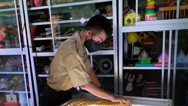 Hendro Prasetyo, pemuda Tuli asal Nganjuk, Jawa Timur yang gemar melukis. Foto: Tangkapan layar Instagram hendro_prasetyo_24.