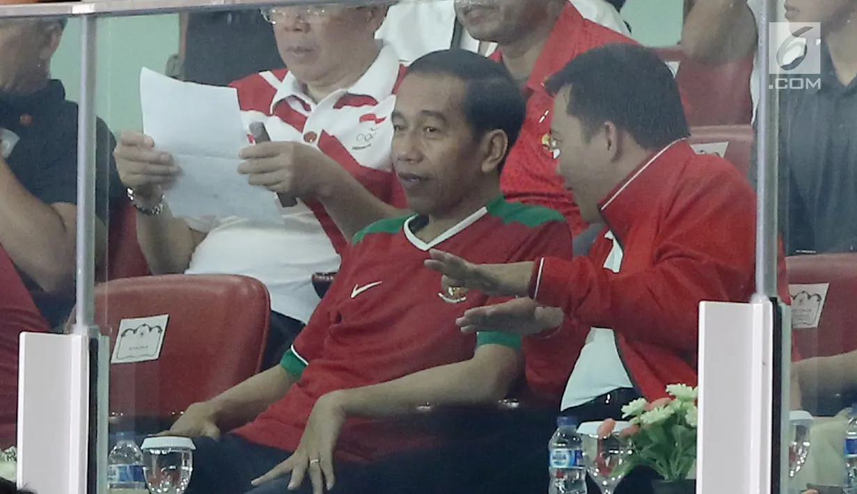 Presiden Joko Widodo berbincang dengan Menpora ketika menonton langsung final Piala Presiden 2018 antara Persija vs Bali United di Stadion Utama Gelora Bung Karno, Senayan, Jakarta, Sabtu (17/2) (Liputan6.com/Arya Manggala)