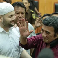 Ridho Rhoma ditangkap pihak kepolisian Polres Metro Jakarta Barat 25 Maret 2017. Ridho memiliki narkotika jenis sabu seberat 0,7 gram dan dianggap bersalah. Ridho menerima vonis, sedangkan kuasa hukumnya masih pikir-pikir. (Adrian Putra/Bintang.com)