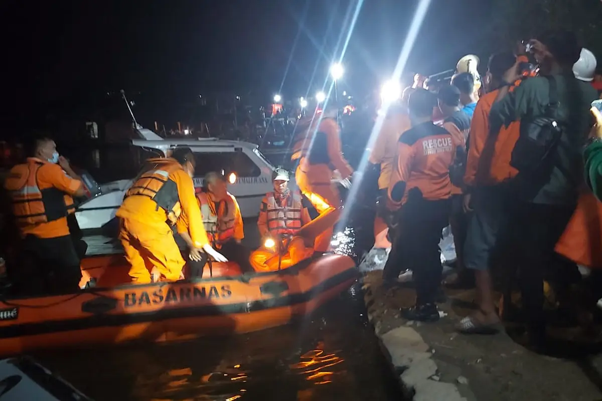 Ratusan relawan dari berbagai kEsatuan saat mengevakuasi korban perahu tenggelam di Waduk Kedungombo, Boyolali. (Foto: Liputan6.com/Felek Wahyu)