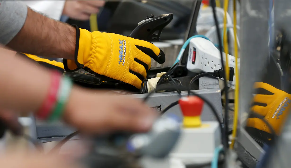 Peserta saat mengendalikan robot dari remote kontrol dalam kompetisi robot San Diego Regional FIRST Robotics di Del Mar, California (4/3). Kompetisi tahunan San Diego ke-10 ini diikuti oleh puluhan tim dari SMA di AS. (REUTERS / Mike Blake)