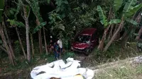 Dalam kecelakaan tunggal di Kulonprogo, DIY, mobil sempat oleng sebelum menabrak tiang lampu jalan dan terjun ke bawah melewati sungai. (Liputan6.com/Yanuar H)