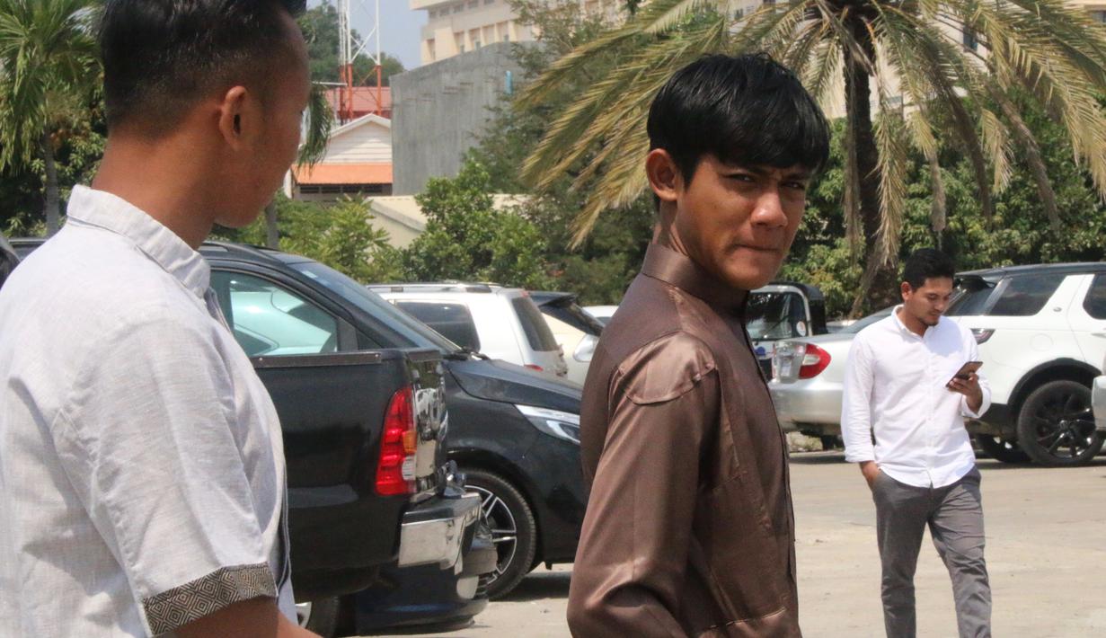 Bek timnas Indonesia, Firza Andhika usai melakukan salat Jumat di Mesjid Al Serkal, Phnom Penh, Kamboja, Jumat (22/2). Beberapa skuat Timnas Indonesia U-22 melakukan ibadah Salat jelang laga ketiga Piala AFF U-22 2019. (Bola.com/Zulfirdaus Harahap)