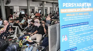 Suasana calon penumpang kereta api jarak jauh di Stasiun Pasar Senen, Jakarta Pusat, Minggu (17/7/2022).  Selain itu PT KAI juga menyediakan layanan vaksinasi dosis ketiga atau booster secara gratis di stasiun keberangkatan. (merdeka.com/Iqbal S Nugroho)