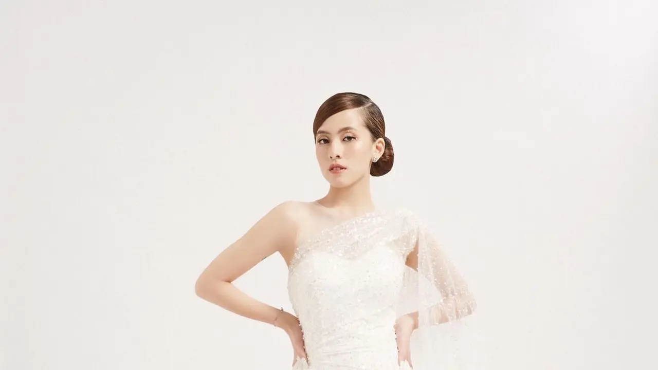 Gaya Adhisty Zara Photoshoot Pakai Gaun Pengantin, Tato di Punggung dan Lengan Curi Perhatian